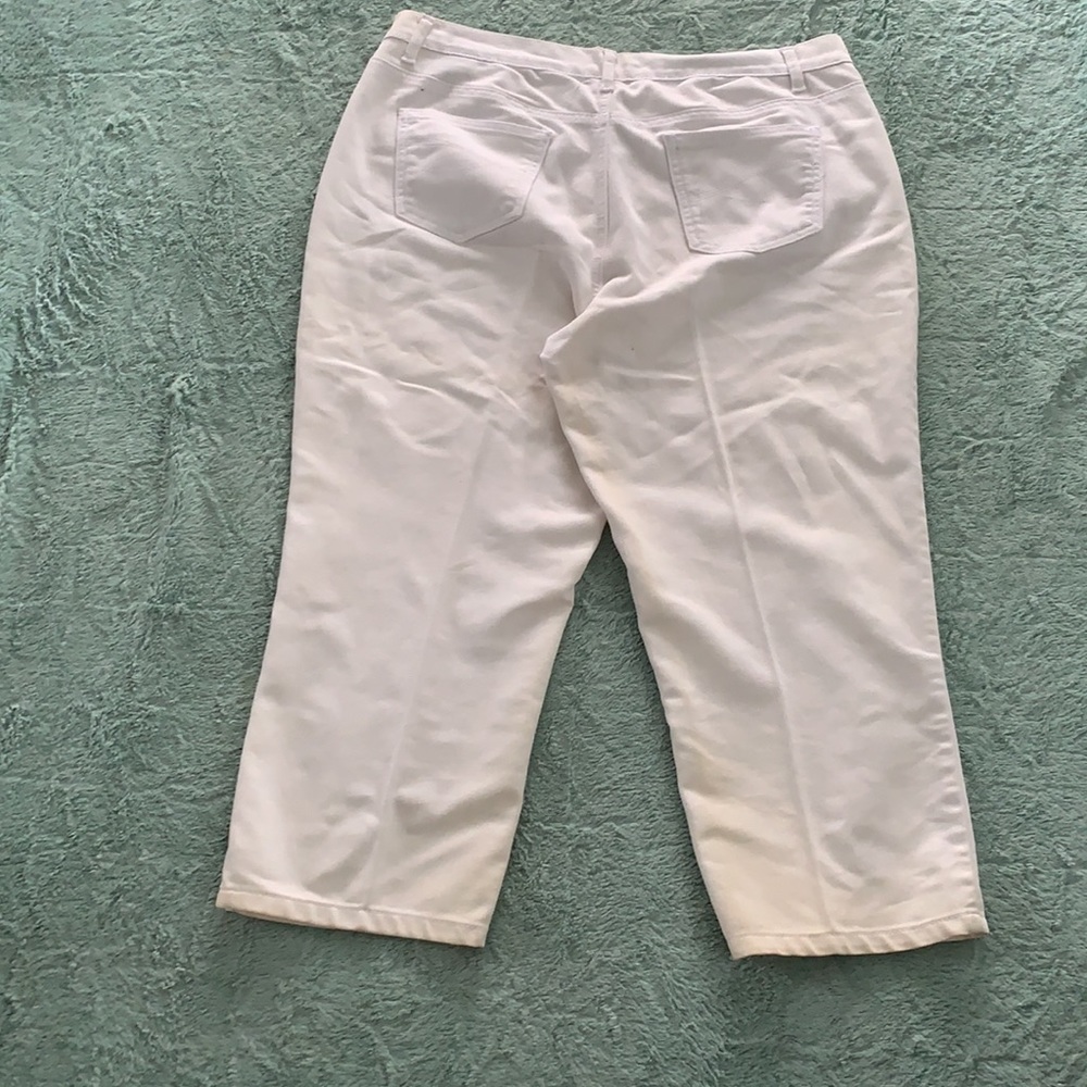 Relativity White Capris - Picture 7 of 7